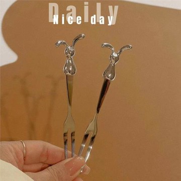 新款創意不銹鋼勺子兔子卡通不銹鋼叉子高顏值兔年勺叉餐具可愛