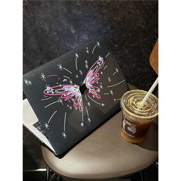 汪三歲「煙花蝶」黑色滿天星MacBook保護殼蘋果筆記本2024款電腦pro套macpro14寸13airm2透黑色M3M4配件
