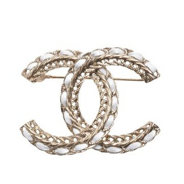 CHANEL 經典鎖鏈皮革穿繞雙C LOGO造型胸針(白/金色)
