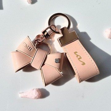 優雅 cubic 緞帶鑰匙圈，附客製化皮革掛繩