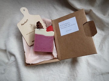 【客製化禮物】客製名字.野莓蛋糕皂.語錄粘板