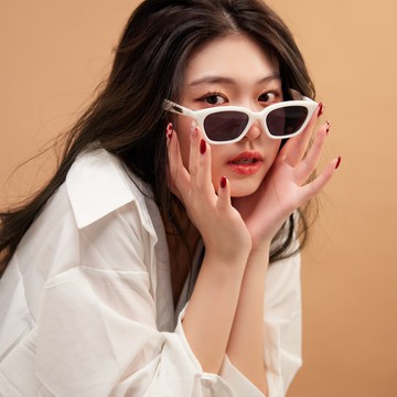 時尚必備Y2K墨鏡 │ Thurday - 牛乳白