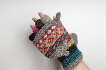 翻蓋手套費爾島民族圖騰灰色純羊毛線手工編織搖粒絨內襯|北歐風