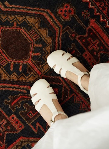 日本產小羊皮 包頭復古羅馬涼鞋 手工製 黑/白