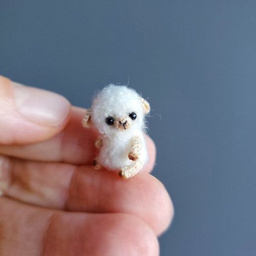 極其微型的鉤編綿羊。微型玩具屋。 Amigurumi 毛絨動物。
