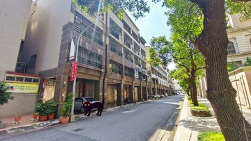 亞灣市心｜百坪空間｜電梯店面透天｜高雄市前鎮區中華五路