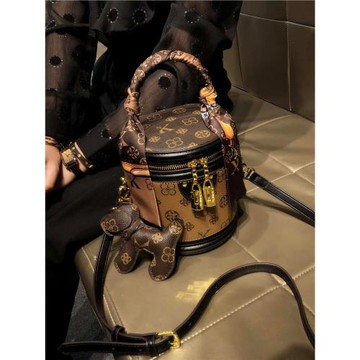 香港品牌包包女斜挎包2025新款真皮復古手提發財桶單肩水桶包小包