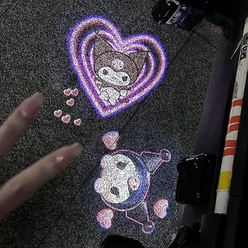 ✨臺灣出貨✨電動車投影燈led後尾電瓶車摩托個性裝飾庫洛米免接線迎賓草莓熊