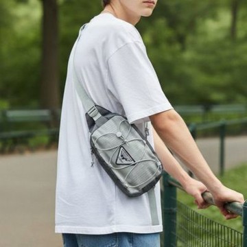 【HandStyle】側背包 山系戶外運動風復古登山徒步掛脖側背包(12110)