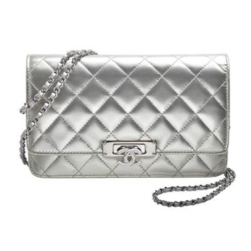 CHANEL 經典雙C LOGO菱格紋亮面漆皮WOC/斜背包(銀色)