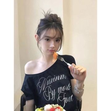【美式辣妹風】斜肩露肩短袖T恤 寬鬆顯瘦上衣 韓系黑色高級感辣妹寬鬆斜肩短袖T恤 ins夏季慵懶風顯瘦百搭露肩上衣 短袖