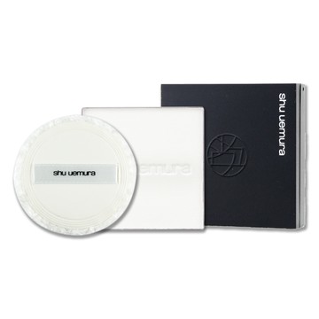 《Shu Uemura 植村秀》無極限霧光蜜粉餅 10g+輕柔無痕粉撲 +無極限粉餅盒-黑