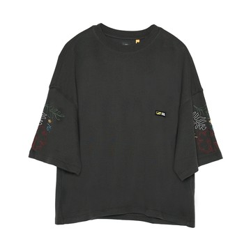 5th STREET｜女裝｜袖子繡花設計短袖T恤｜黑灰色