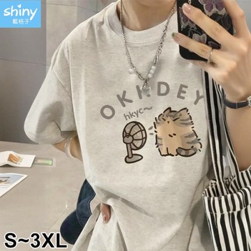 【V5137】shiny藍格子-卡通風格．可愛貓咪印圖寬鬆圓領短T