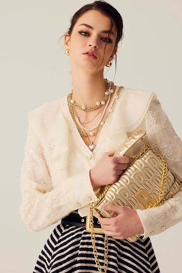 V領荷葉立體繞花襯衫單品