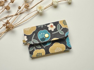 手作三層零錢包。草莓花。黑