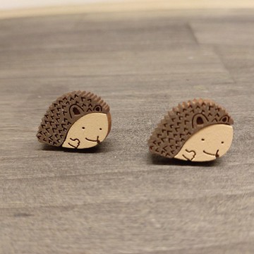 【老朋友限定禮】Woops漂流木手作飾品-俏寵物-灰毛刺蝟(耳針)