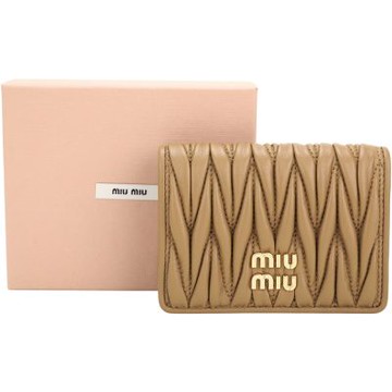miu miu Matelasse 皺褶納帕羊皮6卡對折卡片夾(駝色)