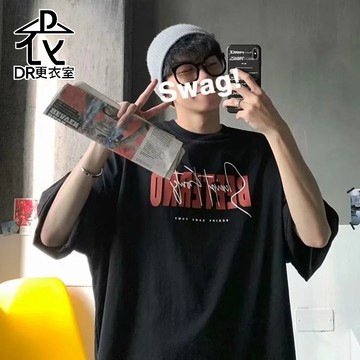 最後出清▼DR更衣室-男生衣服 休閒草寫字體短袖上衣 t恤  夏季穿搭  圓領 男裝 大尺碼8XL【NL623351】