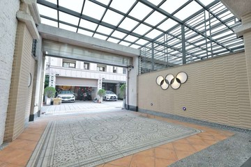 小港~高雄餐旅｜五米面寬車庫別墅｜一卡皮箱可入住｜高雄市小港區華明街