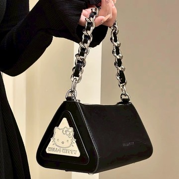 SANRIO 三麗鷗 HELLO KITTY 鐵牌 皮革 三角包 單肩包 斜背包 兩色 /預購