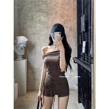 何晨曦 棕色輕休閑運動套裝女性感兼優雅一字肩短上衣顯瘦短褲夏