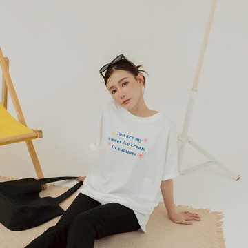 QUEENSHOP_ S 女裝 短袖 涼感小花印字寬版上衣 兩色售 現+預 【01190235】