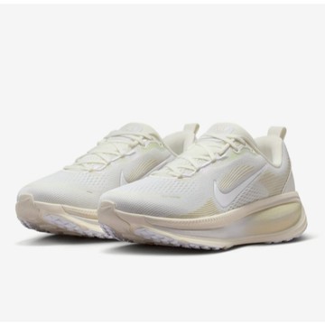 【NIKE】 W NIKE VOMERO 18 ESS 運動鞋 慢跑鞋 女款 米白 IO9915-100