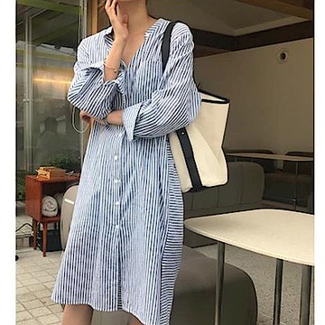 MOCO小立領單口袋條紋長版排釦襯衫側開叉洋裝(附綁帶)