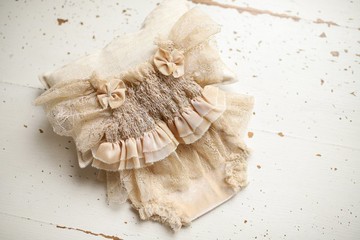 復古蕾絲新生兒連身衣與髮帶套裝 | 女嬰寫真服飾
