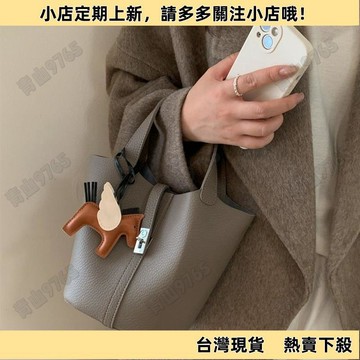 【新品上架】高級感 水桶包 小衆設計 包包 女 帶掛件 2026 新款 通勤 百搭 斜挎包 手提 菜籃子