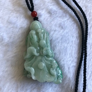 逸品軒～天然緬甸玉A貨-Z6590-飄花白菜墜子- 長約63.8mm 寬約37mm 厚約17.1mm ♥️售價1800元