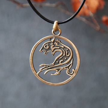 皮革繩串獵豹墜飾。狂野貓科項鍊。手工動物飾品。