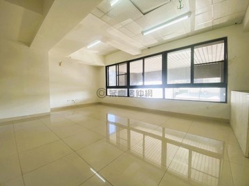 收租三角窗金店面+1樓平面車位｜高雄市小港區敬業路