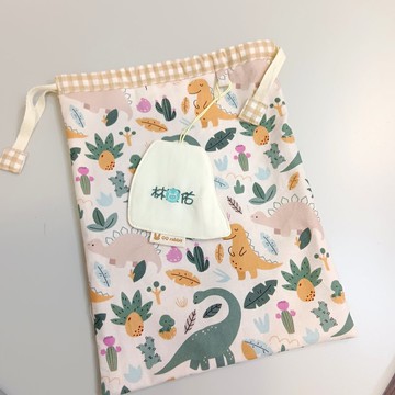附姓名吊牌。叢林恐龍。束口袋 尿布袋 衣物袋
