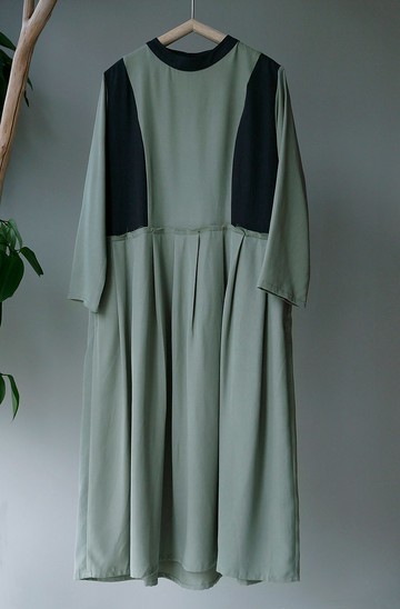 淡竹與深綠  斜紋純棉工字壓褶毛邊拼色長版洋裝