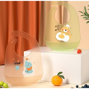 現貨《嬰幼兒圍兜B2C】鉑金級裸感超薄 防水矽膠圍兜 附收納盒 ♥ 食品級矽膠 餵食 超軟 寶寶圍嘴 防髒圍兜 口水兜
