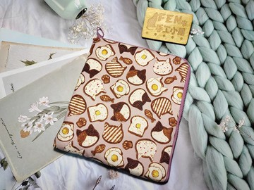 貓咪系列-日本棉布粉麵包甜點貓咪L型拉鍊袋加鋪棉-電子書保護套