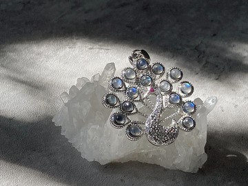 【月光下的藍孔雀。月光石鎖骨鍊】鑲鋯石、孔雀開屏|鈦鋼、藍光