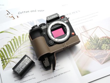 適用機型Panasonic S1RII /S1II / S1IIE 手掌紋皮革相機底座皮套