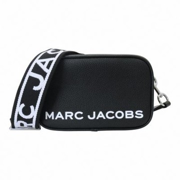 MARC JACOBS 浮印白標字母皮革斜背相機包(黑)