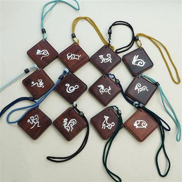 【米蘭精品】汽車掛飾車內吊墜-血檀木鑲銀生肖方牌汽車內飾12款74if47