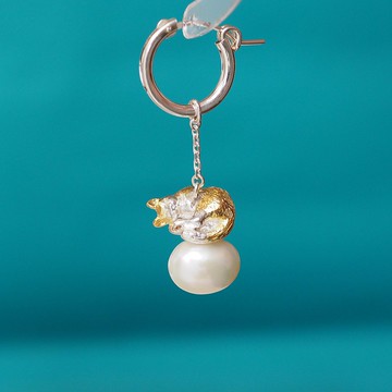 睡在雲端的棕白貓圈耳針一隻耳朵