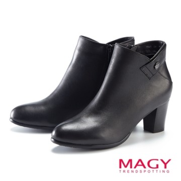 MAGY 金屬LOGO真皮粗高跟短靴 黑色
