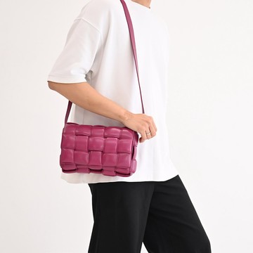 BOTTEGA VENETA 591970 Cassette 斜背枕頭包.桃紫