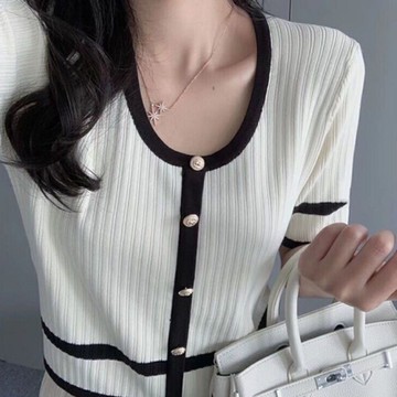La Belleza圓領撞色滾邊袖配色金釦子坑條針織彈性合身上衣