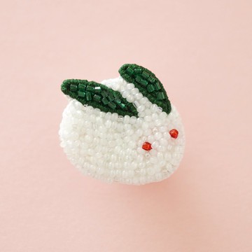 珠飾刺繡雪兔別針