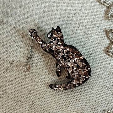 黑貓胸針。黑色小貓別針。手工製作的閃光胸針。貓愛好者的禮物
