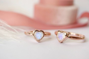 心形彩虹月光石戒指，925銀，鍍玫瑰金。