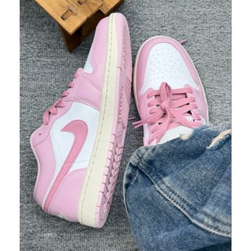 【逢甲 FUZZY】W Air Jordan 1 Low Iced Carmine 莓果粉 DC0774-607
